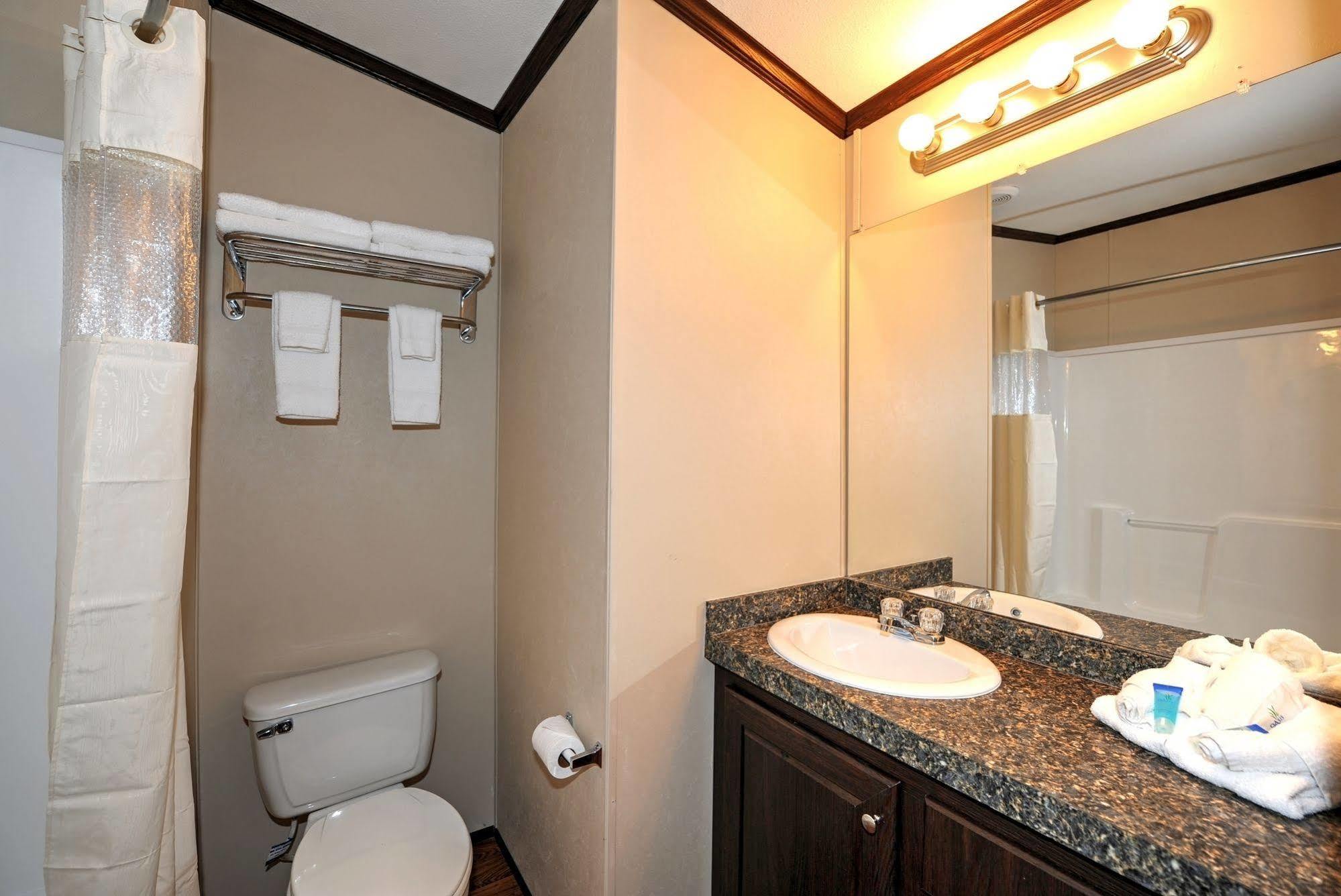 Instalodge Hotel And Suites Karnes City Екстер'єр фото